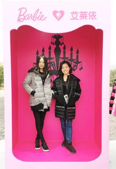 校园女生参加芭比试衣间活动现场图