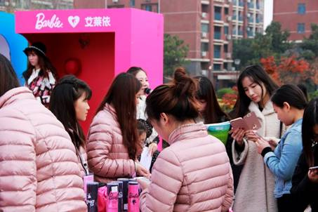 Barbie X 艾莱依青春敢秀试衣间南京站现场图
