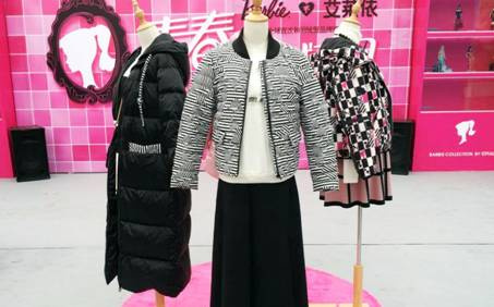 艾莱依芭比联名羽绒服展示图