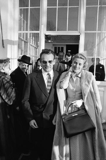 1956年，用Hermès包袋遮住微微隆起的小腹的Grace Kelly