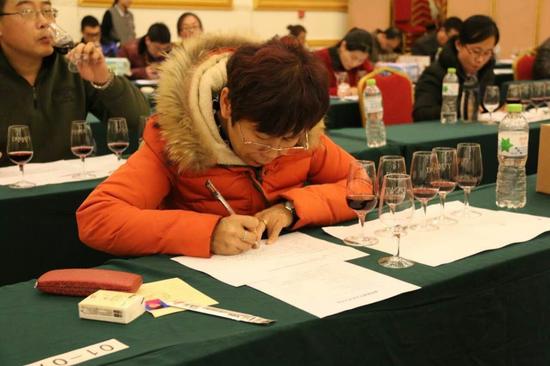 中菲酒庄工程师刘益玲晋升“二级品酒师”，首次成为国家级葡萄酒评酒委员