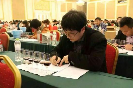 中菲酒庄工程师毕新利经本届考试成为“二级品酒师”