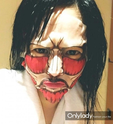 性感艳星苍井空也戴上面膜,变身“进击的苍老师”。