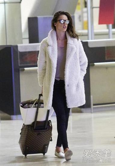 Alessandra Ambrosio身穿白色羊羔毛外套机场街拍