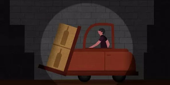 在伦敦的仓库，“突击者”使用叉车偷了四百多箱