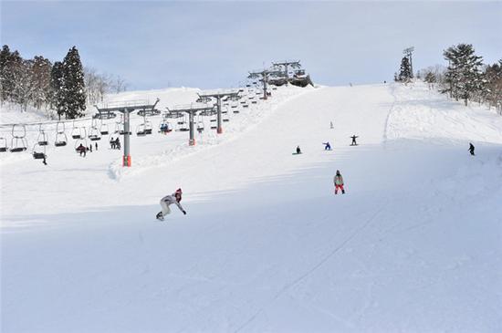 越来越多的游客选择来雪国泡汤滑雪