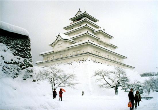 在雪国的冬天里泡汤滑雪，可能是这个冬天最惬意的事情