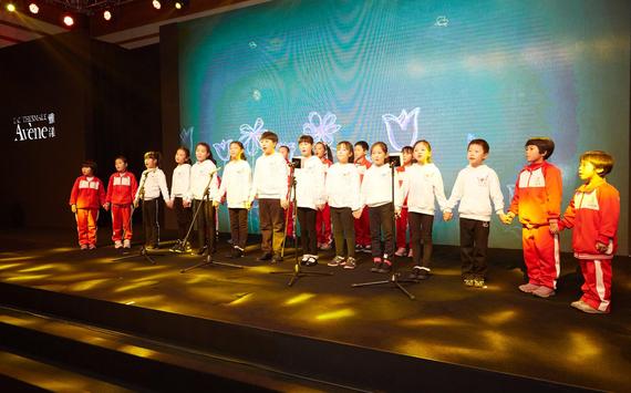 北京光爱学校的小朋友们为大家表演合唱