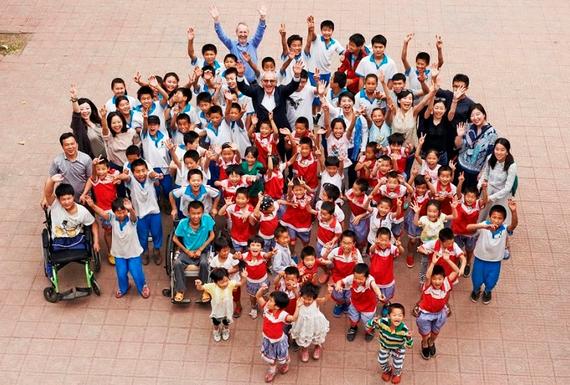 皮尔法伯中国总经理Francis Canet先生与北京光爱学校的同学们在一起