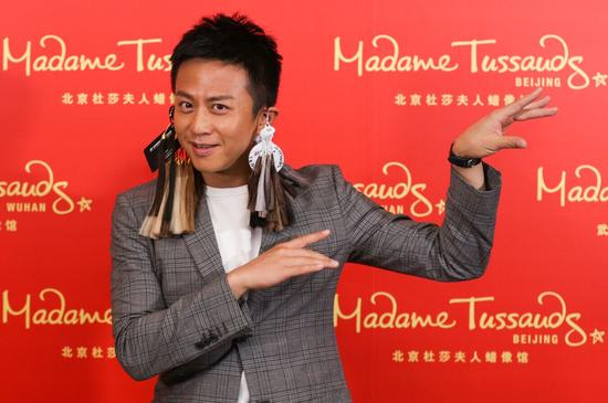 伦敦杜莎夫人蜡像馆专业制作团队为邓超蜡像采集头发样本