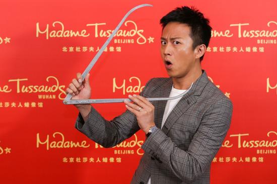 伦敦杜莎夫人蜡像馆专业制作团队为邓超蜡像量身采集制作数据_2