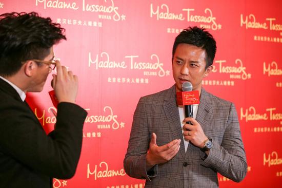 发布会现场邓超与主持人分享受邀量身的喜悦心情