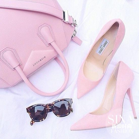 粉色Givenchy包包和Jimmy Choo高跟鞋副本