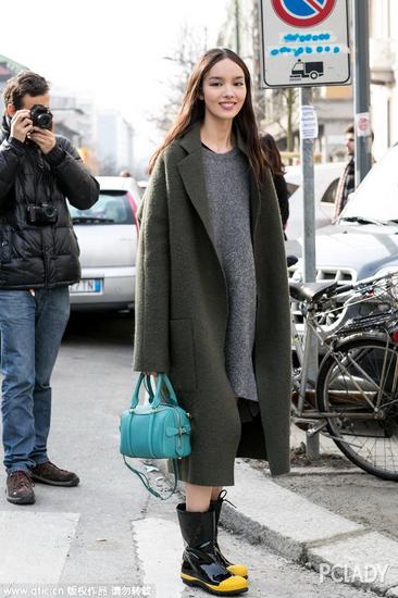 军大衣风潮猛烈逆袭 承包明星衣橱的半壁江山|街拍|大衣|军绿色_新浪时尚_新浪网