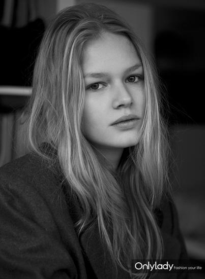 Anna Ewers