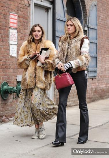 自带瘦腿效果的喇叭裤怎么穿才够酷