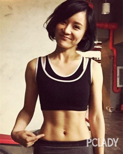 她在微博晒出一张“马甲线”的健身照片