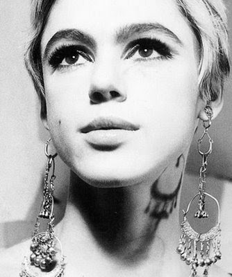 Edie Sedgwick以及肩耳环为个人特点