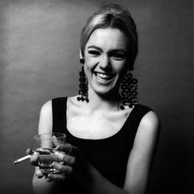 Edie Sedgwick以及肩耳环为个人特点