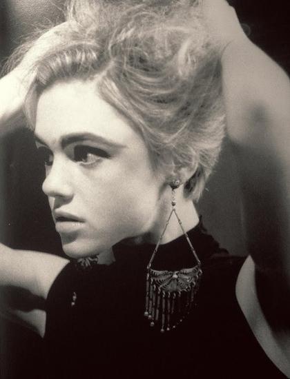 Edie Sedgwick以及肩耳环为个人特点