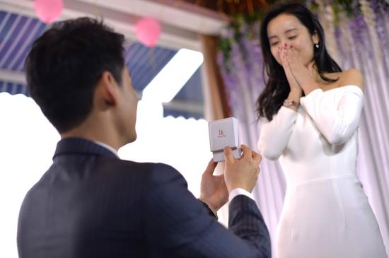 《花千骨》东华上仙求婚吕一:签巨幅真爱协议|钻戒|戒指|吕一_新浪时尚_新浪网