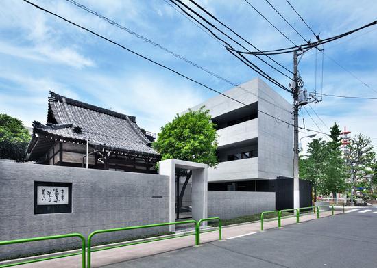 东京这座重建后的寺庙 <wbr>用清水混凝土诠释神圣感