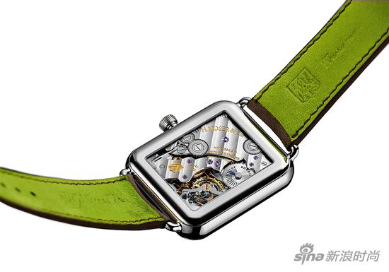 Swiss Alp Watch 背面的方形机芯