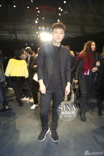 你瞅啥:米兰除了美好肉体还有爱直播的闷骚男