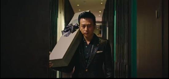 邓超帅气肩扛roseonly惊现周星驰美人鱼电影宣