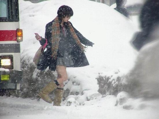 日本妹纸大雪天依旧光腿！