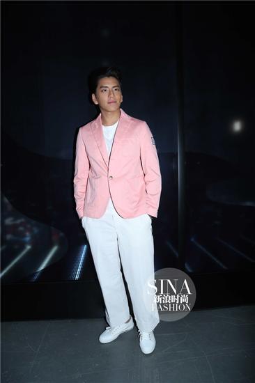 你瞅啥:不穿裤子的摩登水手VS蒙面迷彩超人|2