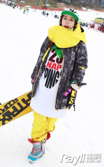 深色拼色滑雪外套搭配黄色滑雪长裤