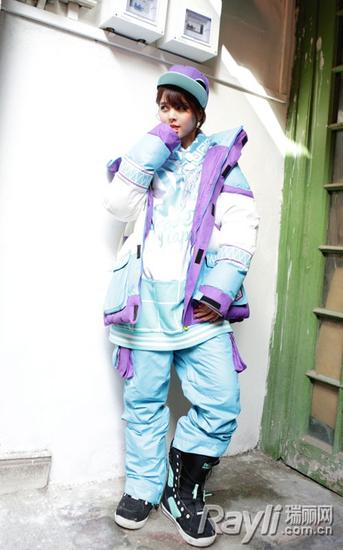 白蓝紫拼色滑雪套装搭配宽松拼色字母卫衣