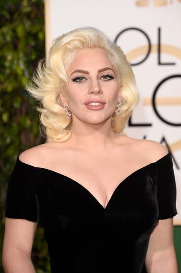 Lady Gaga出席第73届金球奖红毯