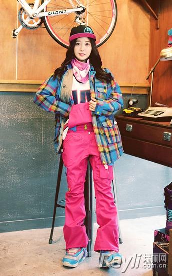 格纹夹克外套搭配粉色背带滑雪长裤