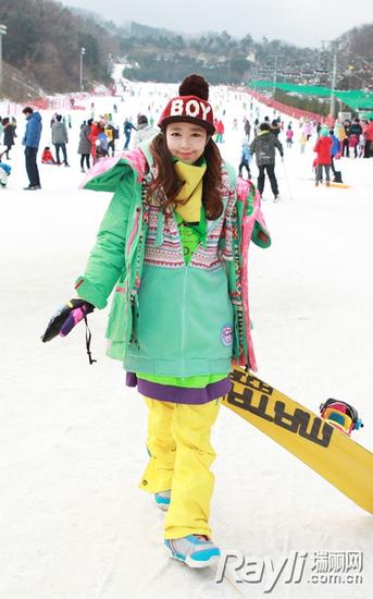 浅绿色图案滑雪外套搭配黄色滑雪长裤