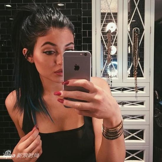 kylie-jenner-bracelet-large_trans++qVzuuqpFlyLIwiB6NTmJwfSVWeZ_vEN7c6bHu2jJnT8