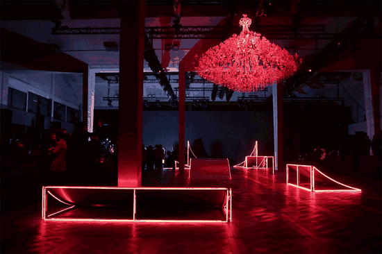 Dior Homme2016冬季秀场的红色霓虹灯