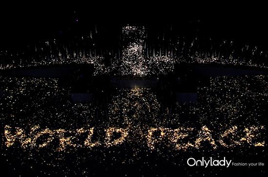 舞台用聚光灯打出了“世界和平”的字样