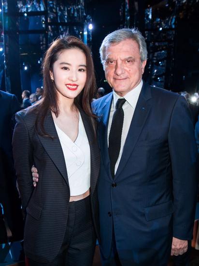 迪奥首席执行官Mr.Sidney Toledano与刘亦菲亲切合影