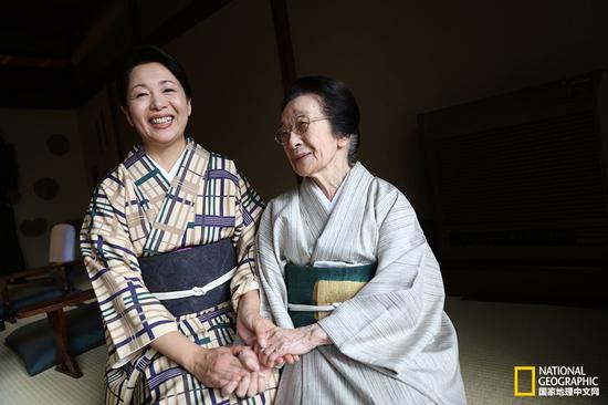 Johns2015年拍摄的Miho Sakai和Yasuko Tsujimura，后者是1987年7月刊《国家地理》封面照拍摄茶馆原老板的妹妹。
