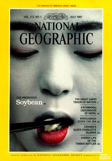 图为1987年7月刊《国家地理》的封面，展示的是Miho Sakai进食豆腐的场景。Chris Johns使用的是105 Nikkor低倍照相镜头，胶卷为柯达彩色胶卷。