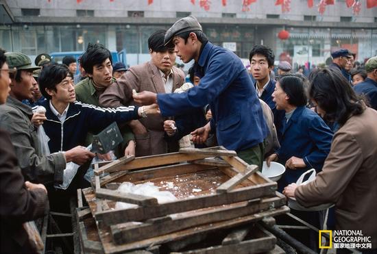 在哈尔滨的一个自由市场上，随着前来购买豆腐的顾客越来越多，气氛也变得紧张起来。豆腐是中国最受欢迎的食物之一，经常供不应求。