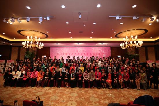 2015“中国百名杰出女企业家”人物颁奖典礼中国百名杰出女企业家大合影