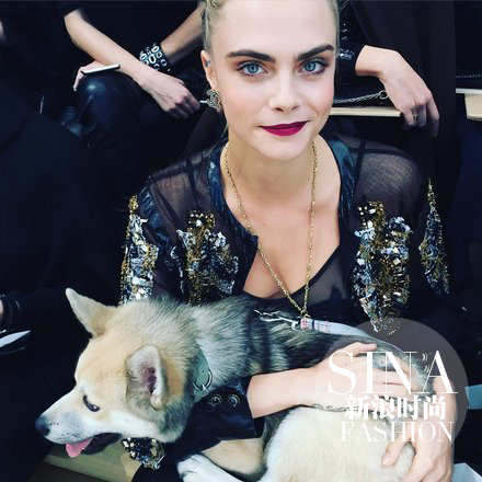 Cara Delevingne携爱犬来看秀