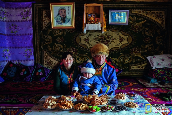 阿尔泰地区波澜迭起的历史反映在这户正庆祝农历新年的人家里：墙上挂着蒙古帝王成吉思汗的画像，下方摆着图瓦美食。
