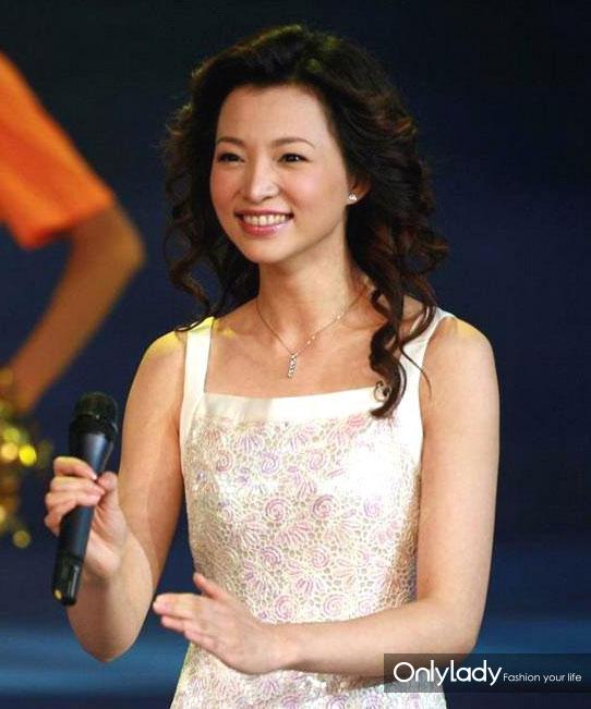 很是艰难的找到了2005年主持春晚的董卿,或许是时间过得太久照片都