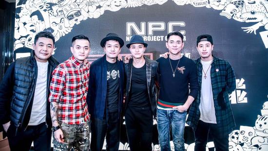 李晨潘玮柏自营潮牌办年会 鼓励员工72变无限