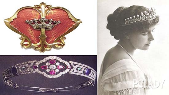 这枚胸针曾经属于罗马尼亚的玛丽皇后。她是亚历山大二世大帝的孙女。胸针由卡尔•法贝热设计，呈心型，上面有王冠的图形装饰。