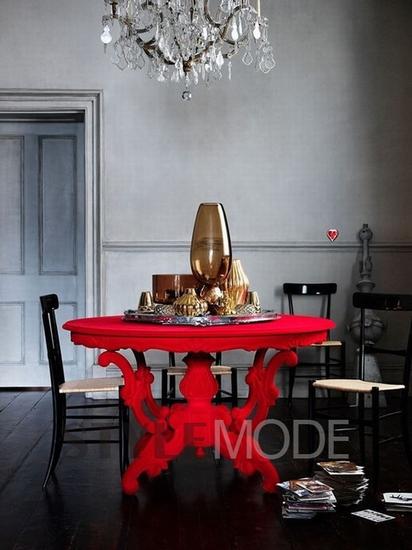 自然清新的原木色餐桌椅，可以选择冲突感强烈的红;较深的柚木或红木色餐桌椅，可以选择相对温和的白红组合。